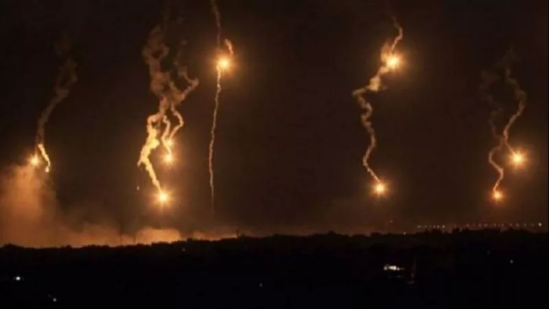 الاحتلال يطلق القنابل المضيئة في خان يونس.. والمدفعية تستهدف مخيم جباليا