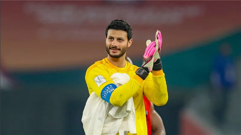 شاهد.. موقف إنساني من الحارس المصري محمد الشناوي تجاه طفل فلسطيني