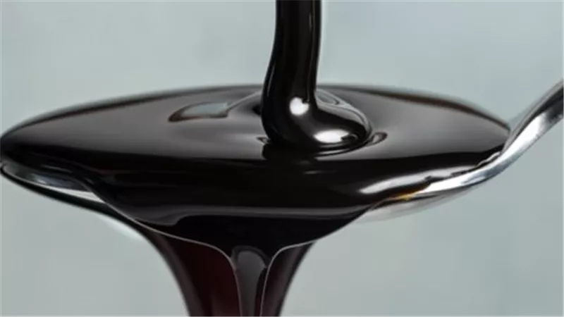 العسل الأبيض أم الأسود أيهما أفضل لعلاج السعال.. اعرف الفرق بينهما
