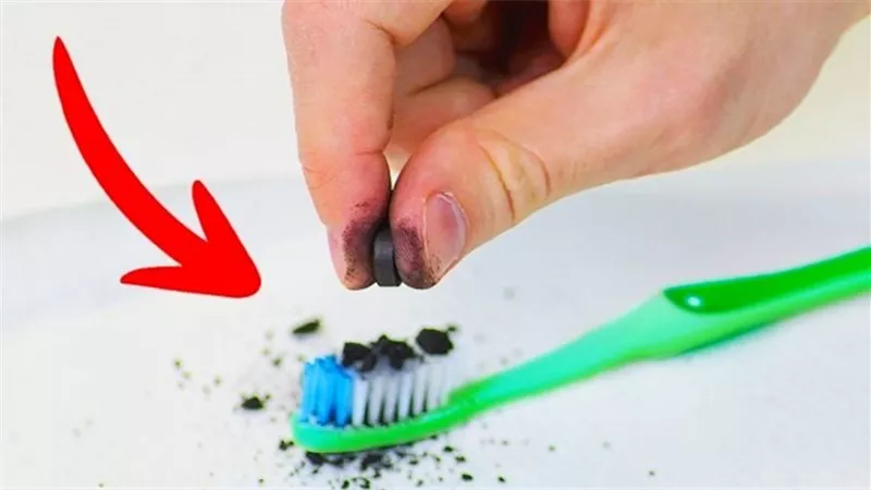 استخدام الفحم لتبييض الأسنان.. هل هو آمن؟
