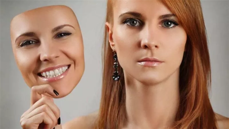 هل هناك أعراض غير شائعة مرتبطة بالوهم الفريجولي؟