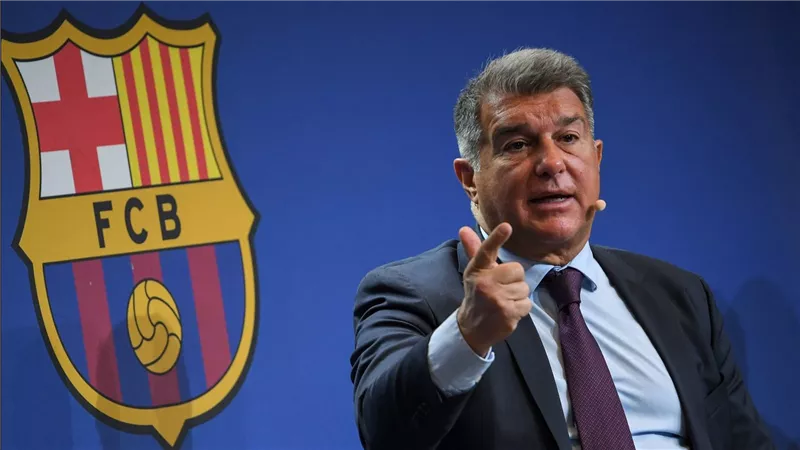 برشلونة يدعم تصريحات مدربه هانز فليك بشأن ضغط المباريات.. ويهدد بالتصعيد