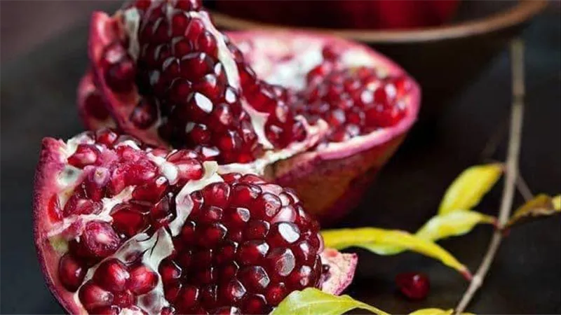 فوائد قشر الرمان المغلي.. مشروب مثالي للقضاء على الطفيليات
