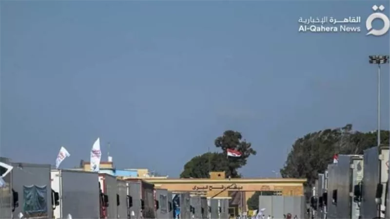 90 شاحنة مساعدات إنسانية و4 غاز دخلت قطاع غزة (بث مباشر)
