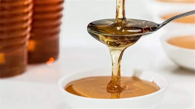 فوائد عسل النحل.. تناوله على الريق مضر أم مفيد؟ 