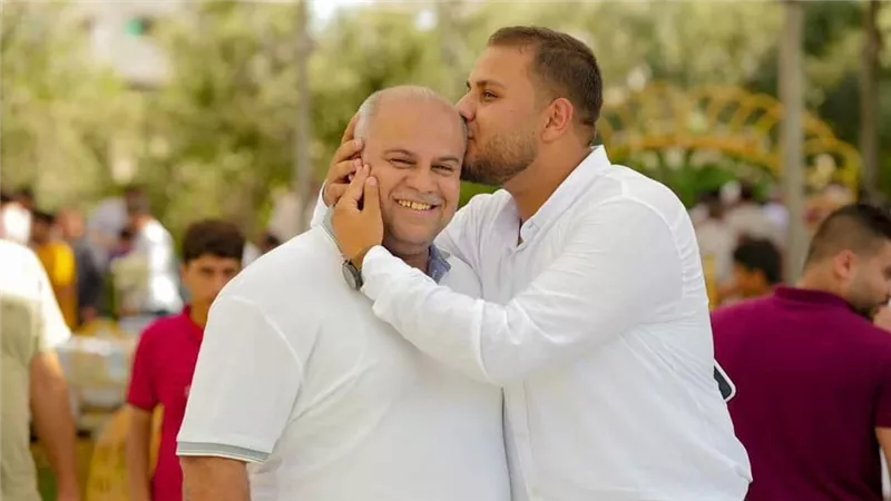 استشهاد حمزة وائل الدحدوح.. مراسل الجزيرة يبكي العالم من جديد
