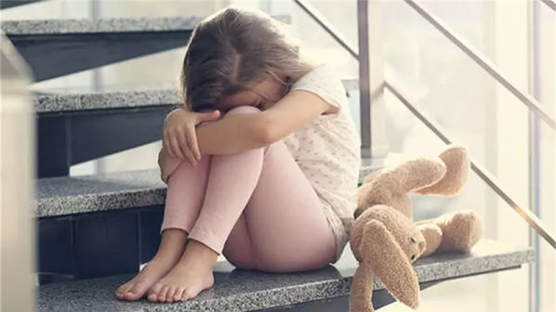 ما هو أسباب الاكتئاب عند الأطفال؟ وما هي أعراضه الجسدية والنفسية