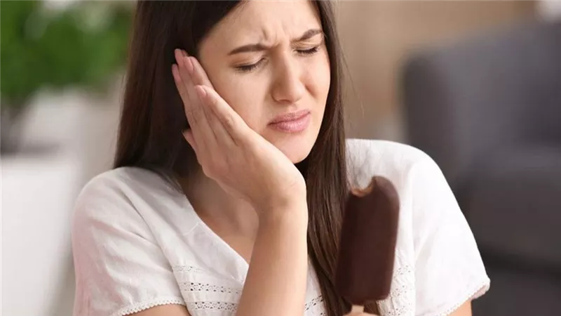 أسباب ألم الأسنان عند أكل الحلويات.. التنظيف بقوّة إحداها 