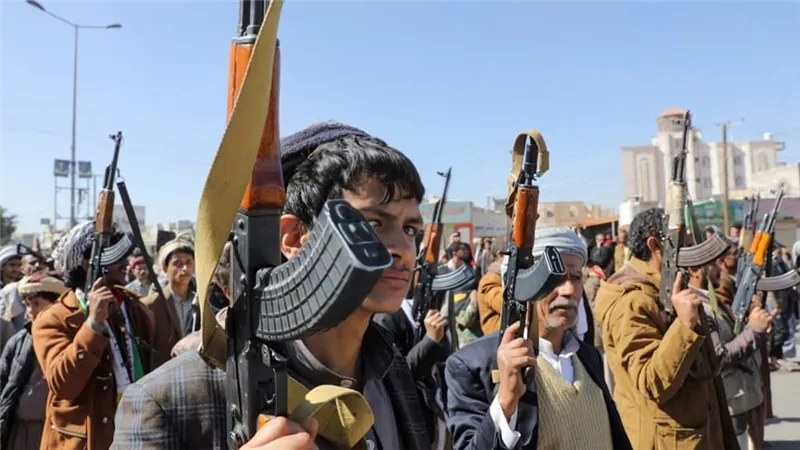 الحوثيون في اليمن يجندون الشباب مقابل 100 دولار.. القصة الكاملة
