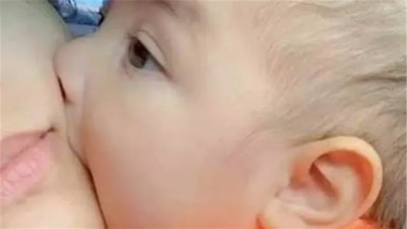 ما أضرار تقبيل الأطفال؟.. تعرف على الأمراض المنقولة منه
