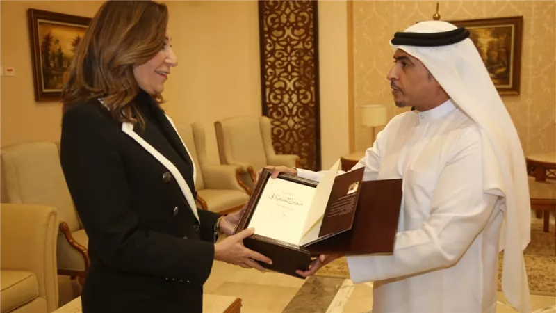 وزيرة الثقافة تلتقي رئيس هيئة الشارقة للكتاب ويهديها آخر إصدارات حاكم الشارقة