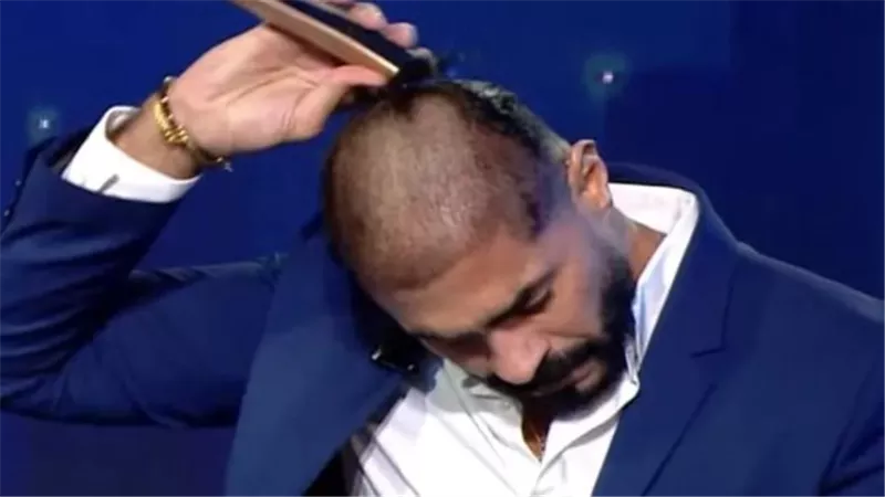أطلق قذائف نارية ببرنامج “كتاب الشهرة” خالد سليم يحلق شعره بالكامل.. ما السر؟ (فيديو)