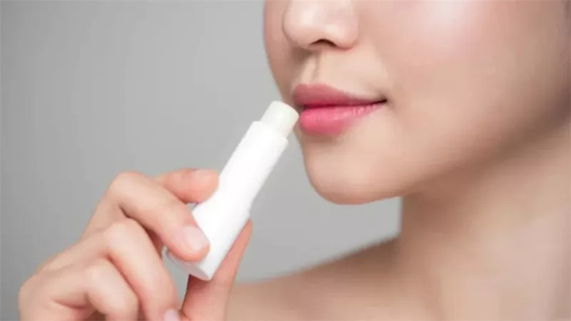 ترطيب الشفايف طبيعي في الشتاء.. خلطات تقشير وتوريد للبنات في 7 خطوات