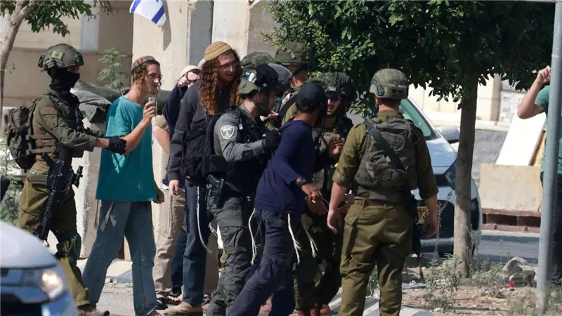 اعتقال عشرات الفلسطينيين في مداهمات بالضفة الغربية