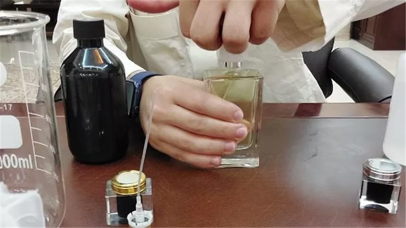 بالطريقة والمكونات.. ما هي كيفية صناعة العطور في المنزل؟