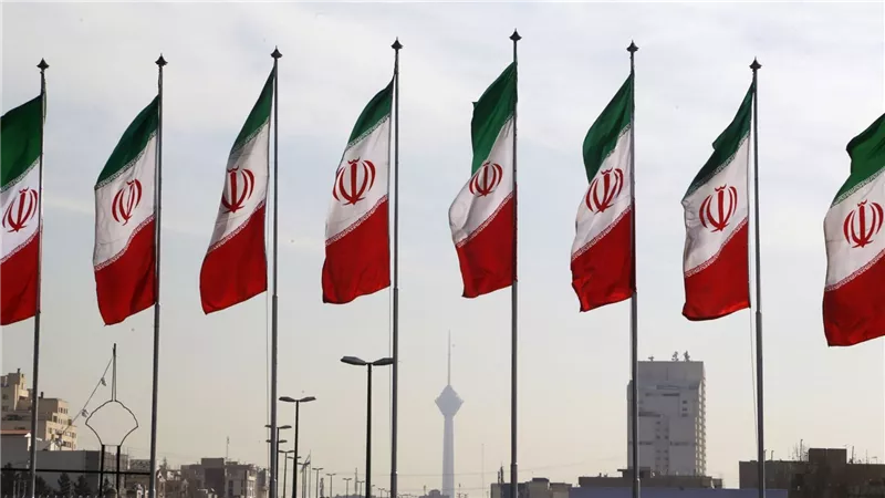 بلومبيرغ: المتشددون في إيران يحكمون قبضتهم على البرلمان 