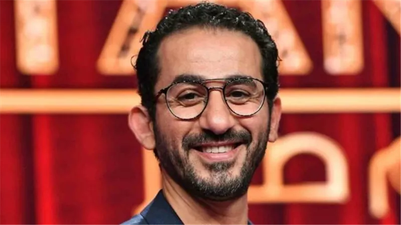 أحمد حلمي من داخل سيارته مازحا الجمهور:الصحيان بدري ده بيخلي الواحد مهزوز