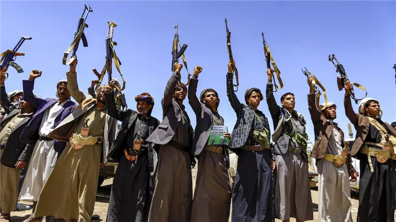 هجوم حوثي على سفينة في البحر الأحمر يسفر عن إصابات طفيفة
