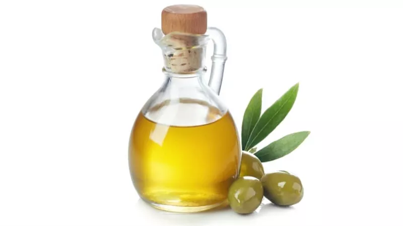 فوائد الثوم وزيت الزيتون لتقوية عضلة القلب.. المقدار المناسب لتناوله يوميًا
