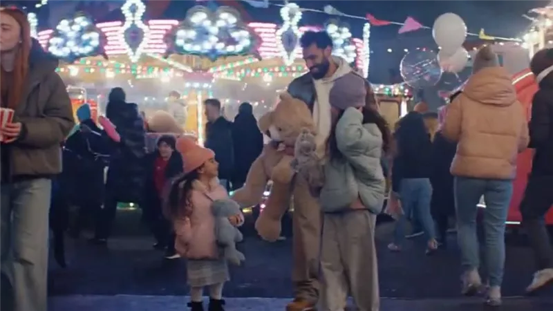 محمد صلاح يظهر مع بناته في أحد الإعلانات (صور وفيديو)