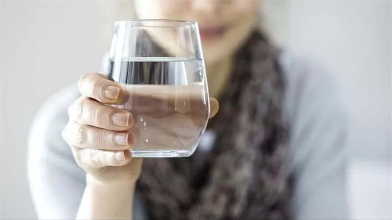أضرار الإفراط في شرب الماء على الإفطار والسحور.. احذر التسمم المائي 