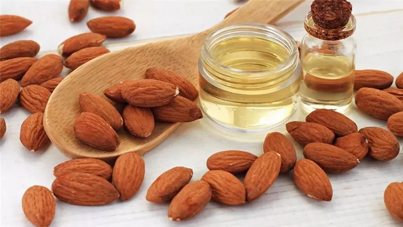 فوائد اللوز.. يكافح جفاف الجلد وتشققه