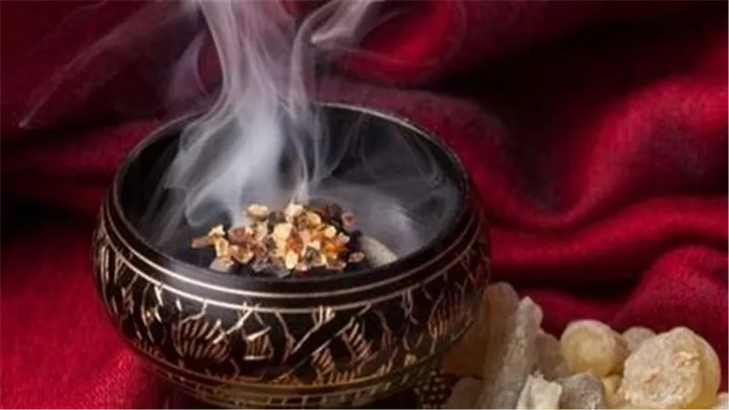 ما هي أضرار استنشاق البخور بإفراط؟ (فيديوجراف)