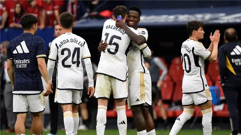 شاهد.. لاعبو ريال مدريد يتجنبون المشي فوق شعار مانشستر سيتي (فيديو)