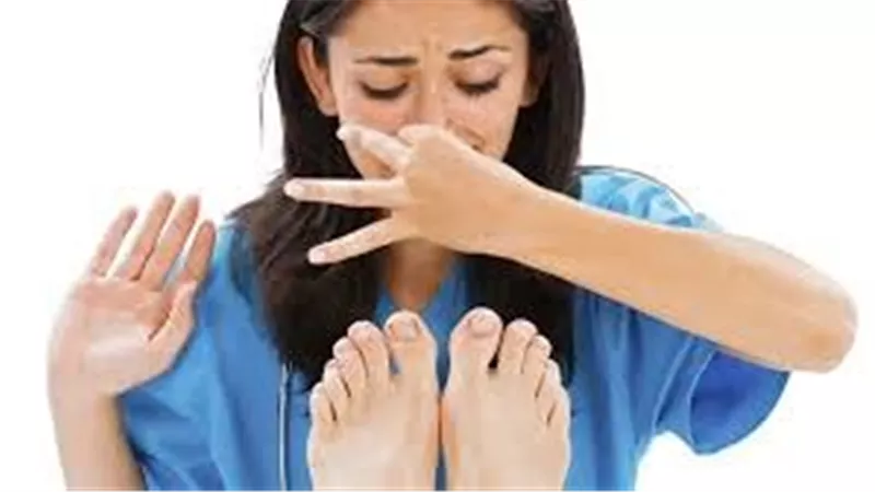 طرق منزلية للتخلص من رائحة القدمين.. لا تنزعج حين تخلع حذاءك 