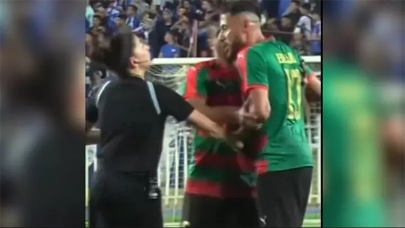 تصرف غريب أثار الغضب.. يوسف بلايلي يحاول الاعتداء على الحكمة غادة مخاط (فيديو)