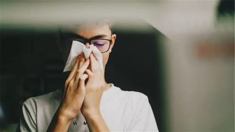 ما هو الفرق بين الحساسية الموسمية ونزلات البرد؟