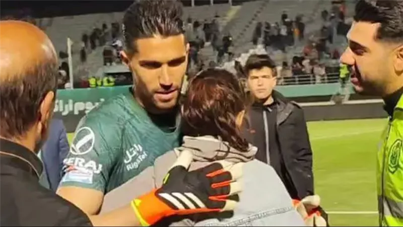 بسبب احتضان مشجعة.. الاتحاد الإيراني يعاقب الحارس الدولي حسن حسيني (فيديو)