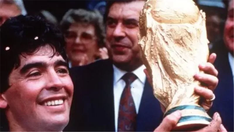 تحول جذرى في القضية.. تقرير طبى يكشف معلومات مثيرة حول وفاة مارادونا Maradona قبل شهر من محاكمة أطبائه