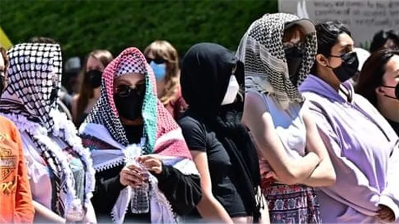 لماذا يرتدي الطلاب الأمريكيون المتظاهرون المؤيدون للفلسطينيين أقنعة في الحرم الجامعي؟