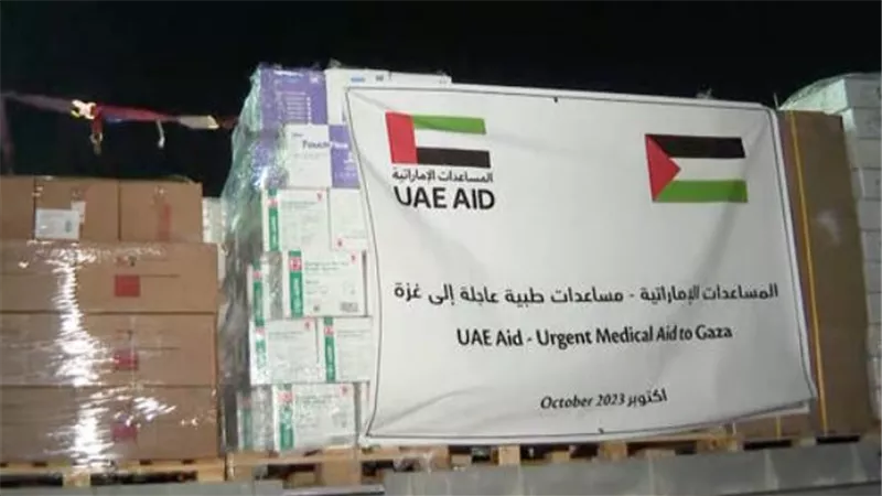 عبور 19 شاحنة مساعدات إماراتية معبر رفح إلى الفلسطينيين بقطاع غزة