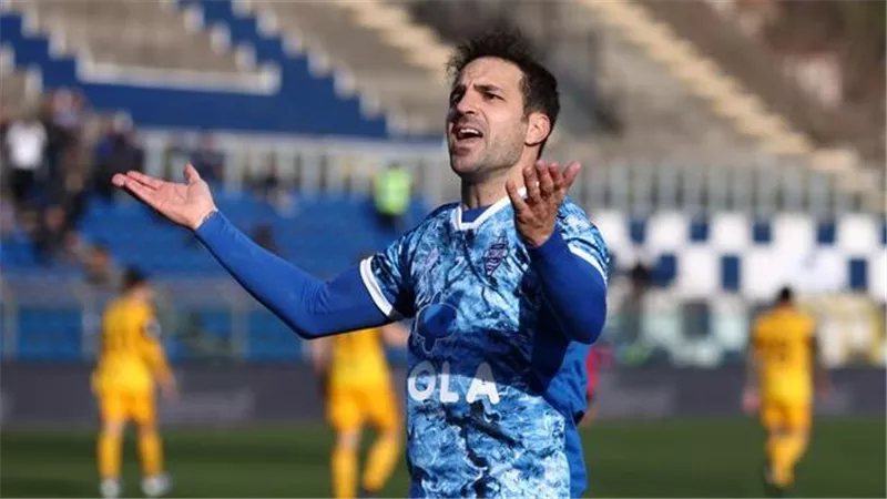 في أول محطة تدريبية.. فابريجاس يكتب التاريخ في الدوري الإيطالي