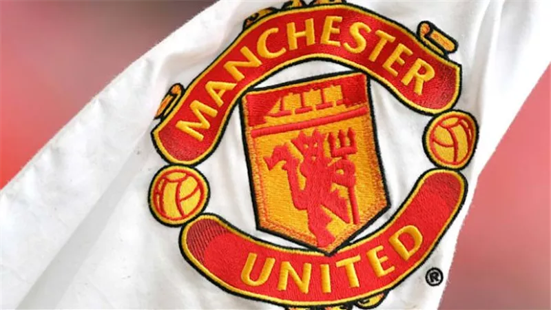 الصحافة البرتغالية تدفع نجم بنفيكا للانتقال إلى مانشستر يونايتد Manchester United