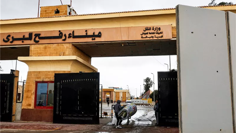 مصر تعلن دخول 50 شاحنة وقود إلى غزة يوميا