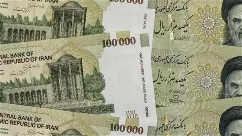 هبوط عنيف للريال الإيراني بعد إعادة فرض عقوبات الاتحاد الأوروبي