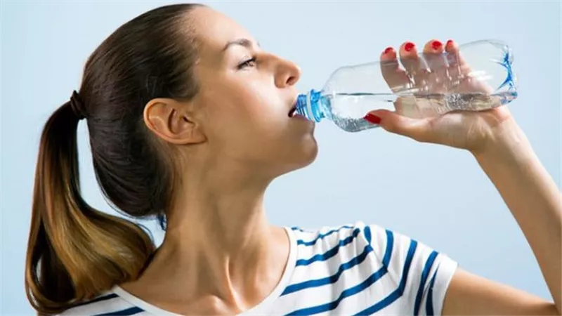 5 طرق سهلة لشرب الماء في الصيف.. ترطيب دائم للجسم