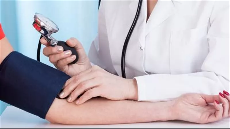 أعراض ارتفاع ضغط الدم عند النساء وعلاقته بالهرمونات.. 10 علامات مهمة