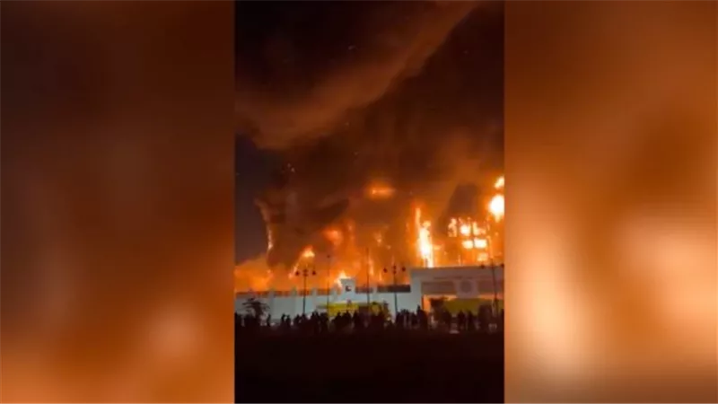 نشوب حريق هائل فى مبنى بولاية فلوريدا الأمريكية