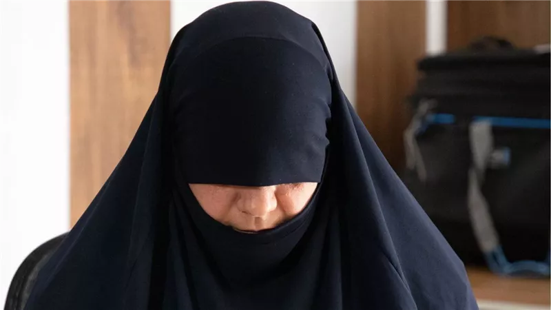 أرملة أبو بكر البغدادي تكشف تفاصيل حياتها في مقابلة نادرة