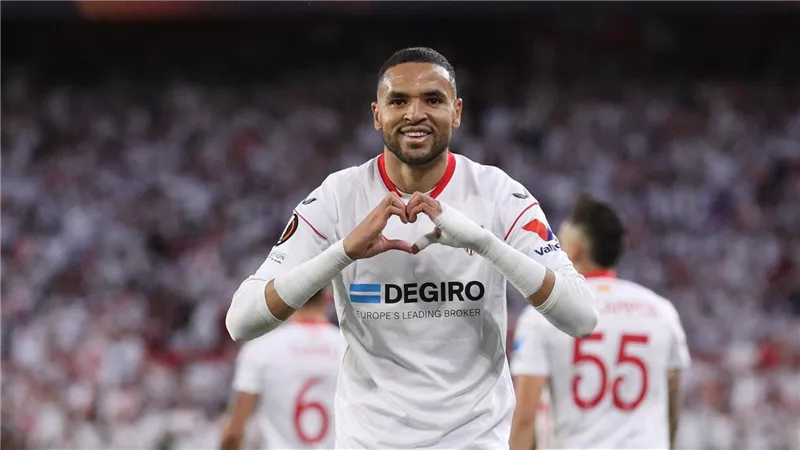 من إشبيلية إلى مانشستر يونايتد.. مهاجم المغرب يقترب من الدوري الإنجليزي