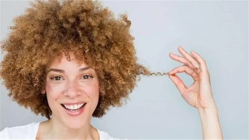 علاج الشعر المجعد بـ 6 خطوات منزلية.. تمتعي بشعر ناعم