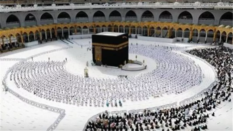 كثافة مليونية للمعتمرين والمصلين فى صحن المطاف بالحرم خلال رمضان