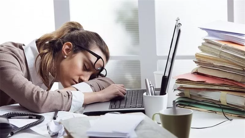 أسباب وعلاج النعاس المفرط أثناء النهار.. 4 عوامل محفزة على النوم