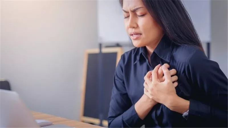علاج ألم أسفل الثدي الأيسر