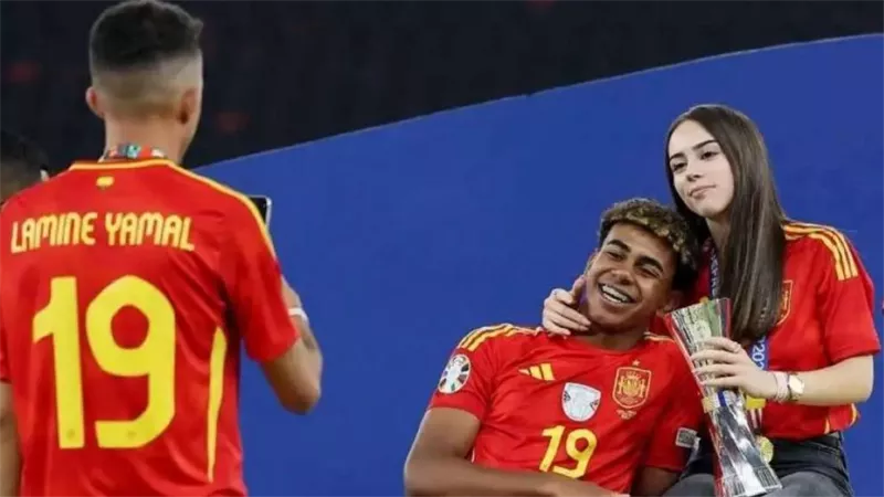 أول ظهور علني في احتفالات اليورو.. من هي صديقة لامين يامال؟