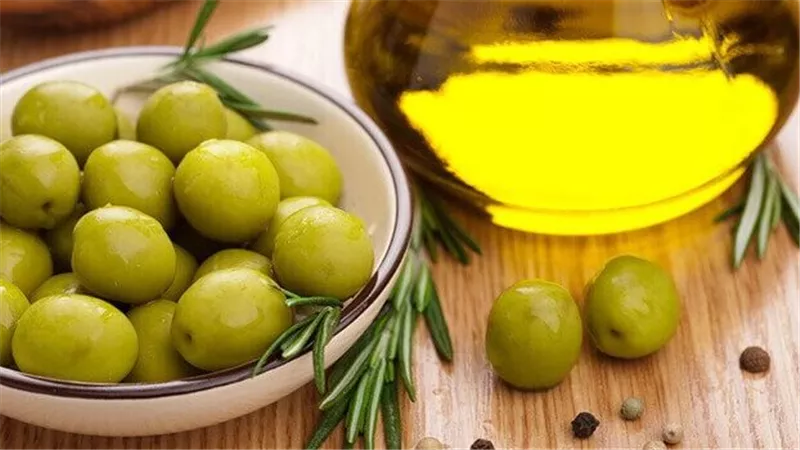 فوائد زيت الزيتون مقابل الزيت النباتي.. تعرفي على أوجه التشابه والاختلاف بينهما
